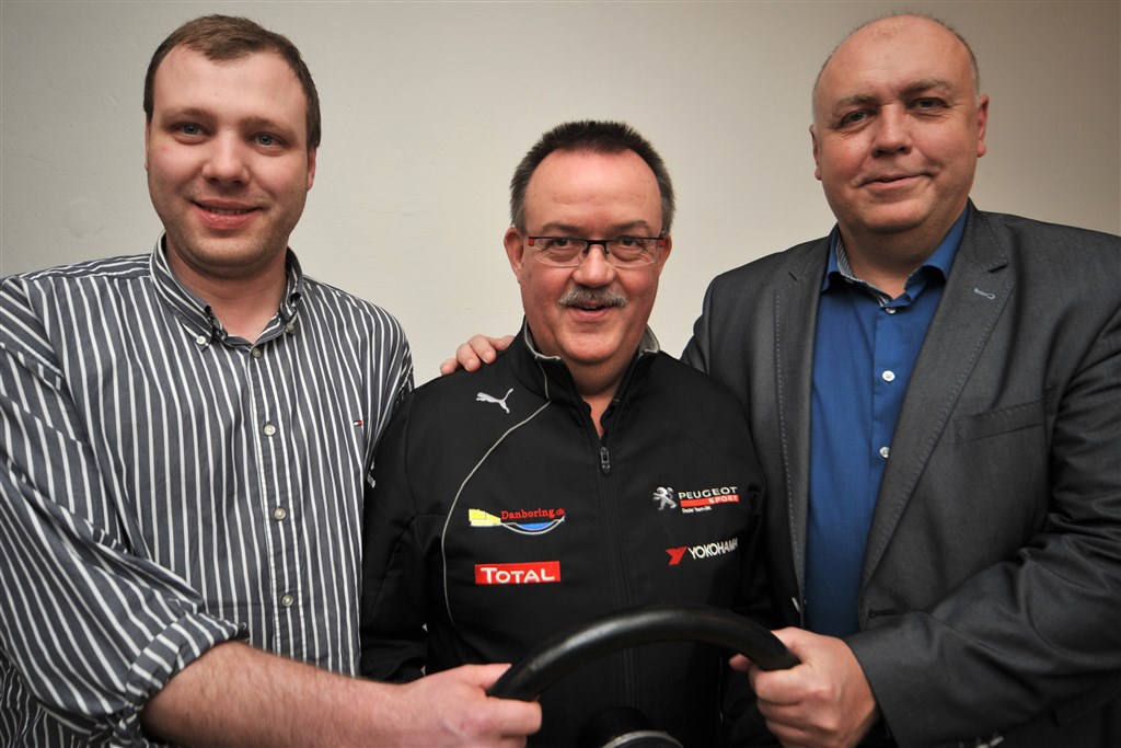 Tre mænd der har styr på tingene (f.v.): Løbsleder Kenneth Svendsen fra Kjellerup og Omegns Motorklub, løbssponsor Thorbjørn Risgaard fra Danboring i Kjellerup og MF’er Kristian Pihl Lorentzen fra Ans.
(Foto: Morten Alstrup)